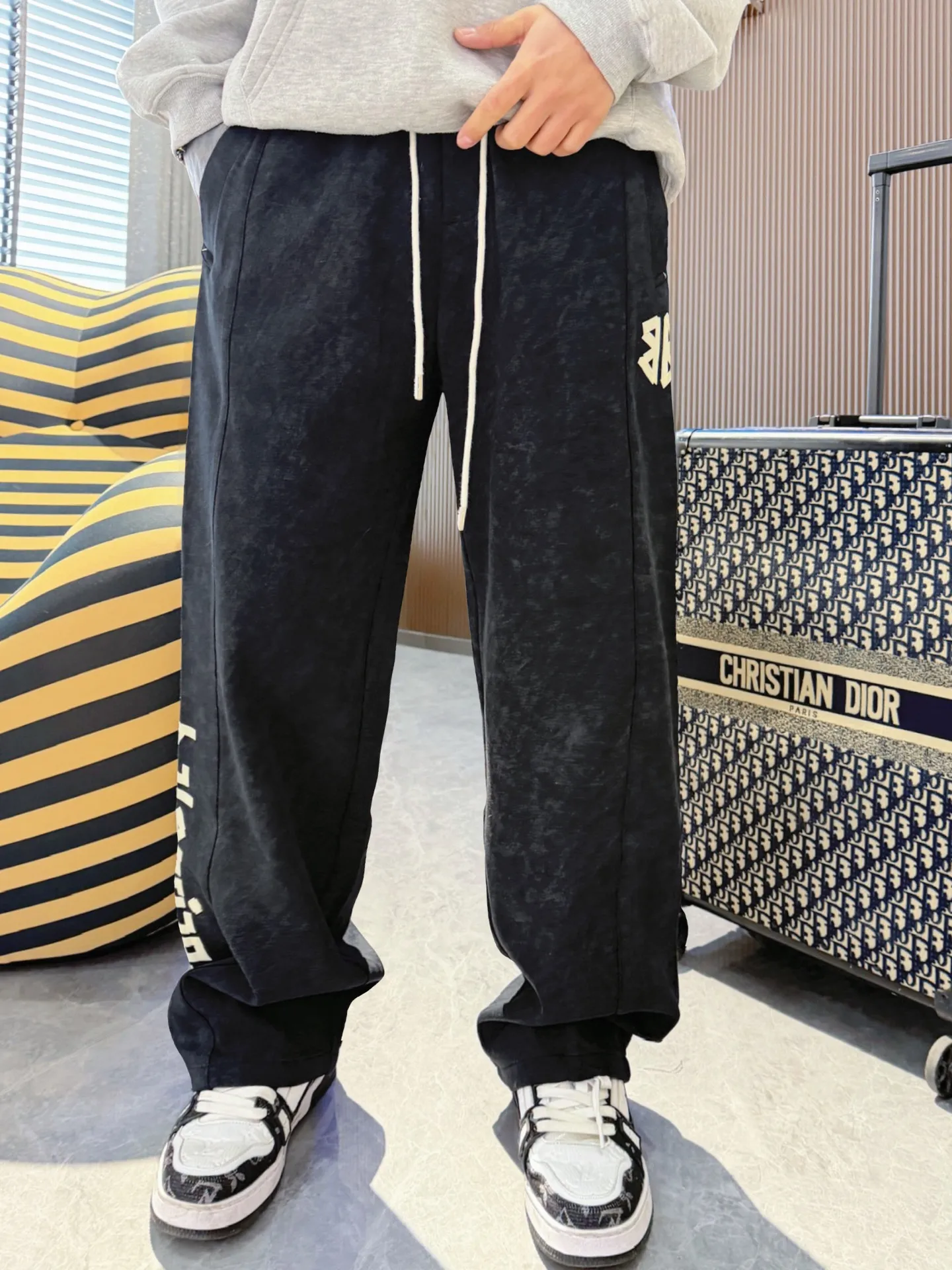 Balenciaga 🆕2026 Autumn and Winter New Arrival Casual Pants! 🎁On sale simultaneously on the official website. Brand Classic LOGO casual pants, customized fabrics, excellent comfort and strong touch. Highly recognisable, perfect appearance and craftsmanship. Size:M-3XL